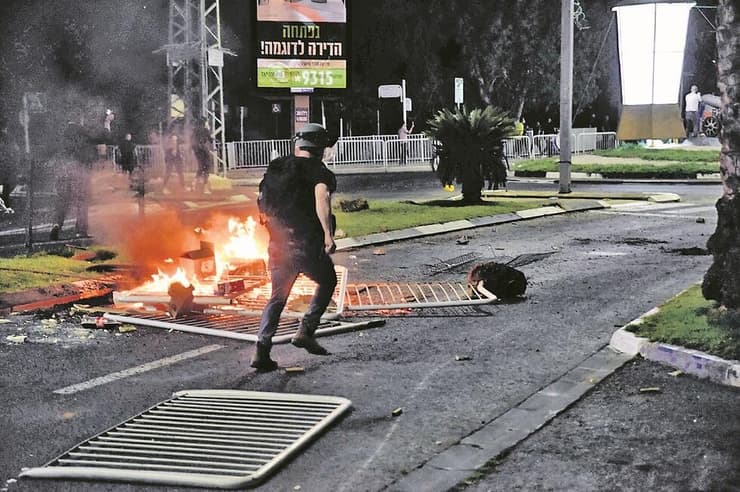 התפרעויות בעכו ב''שומר החומות''. ''לא הבנתי איך המדינה לא עוצרת מלכת'' (צילום: שרון צור) ההתפרעויות בעכו