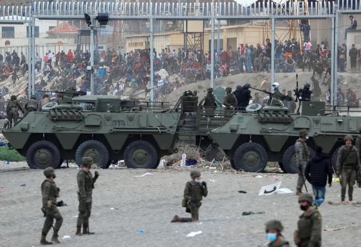 כוחות הביטחון בסאוטה מול המהגרים מעבר לגדר, ב-2021