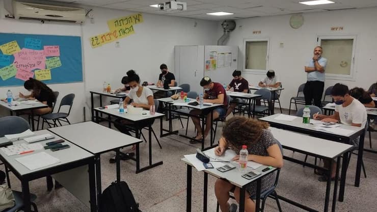 כ-9% מהבנות מתארות את מסלול הבגרות בהייטק כקשה, לעומת 30% מהבנים (צילום: משרד החינוך) בחינת בגרות בגן יבנה