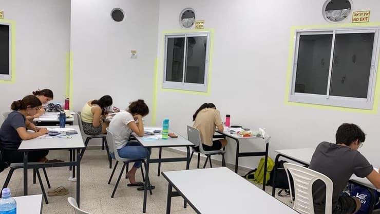 בחינת בגרות במרחב המוגן (צילום: משרד החינוך) בחינת בגרות בברנר