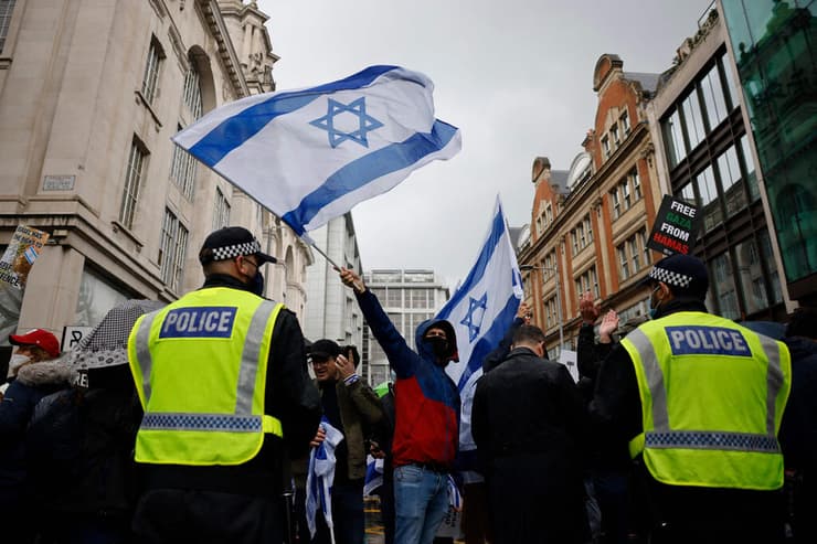 הפגנה פרו ישראלית מול שגרירות ישראל בלונדון