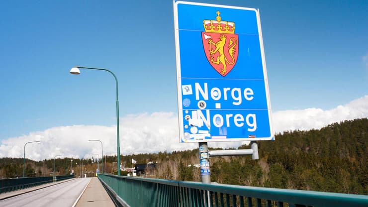 אחים נפגשים ב גשר על ה גבול בין שבדיה ל נורבגיה קורונה