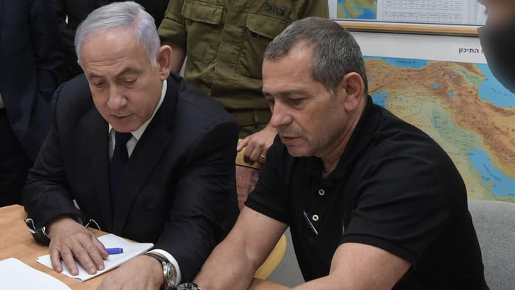 ראש הממשלה בנימין נתניהו עם ראש השכ"כ נדב ארגמן וראש המל"ל מאיר בן שבת בקריה בתל אביב