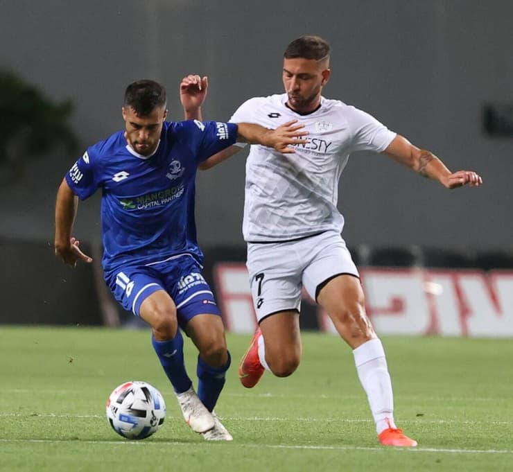 עשרה שערים במדי הפועל פ"ת. דרור (צילום: אורן אהרוני) שגיא דרור מול דור כוכב