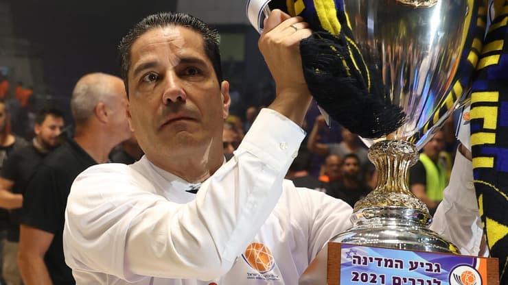 ספרופולוס עם הגביע