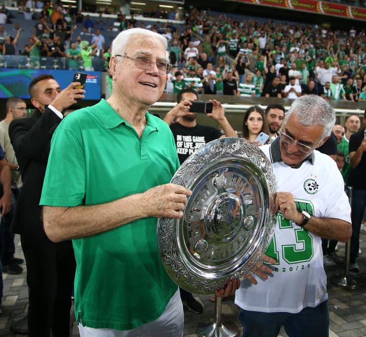 יעקב שחר מניף את צלחת האליפות