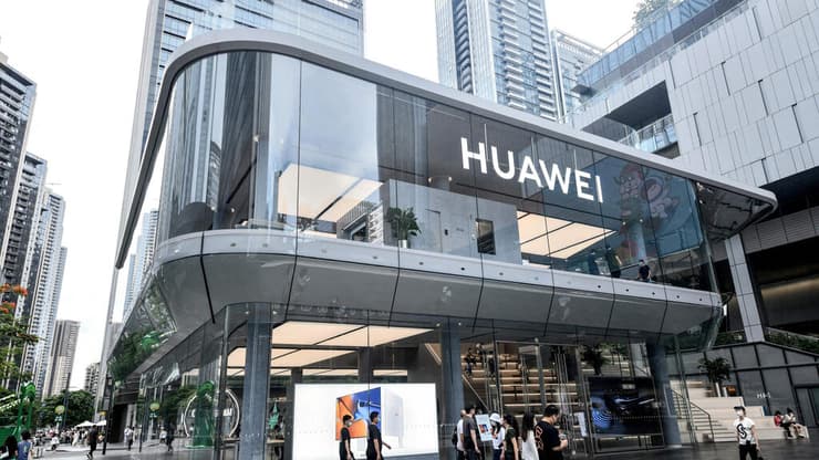 חנות של וואווי בשנזן. הסינים לא מתכוונים לעצור (צילום: AFP) חנות של וואווי בשנזן, סין