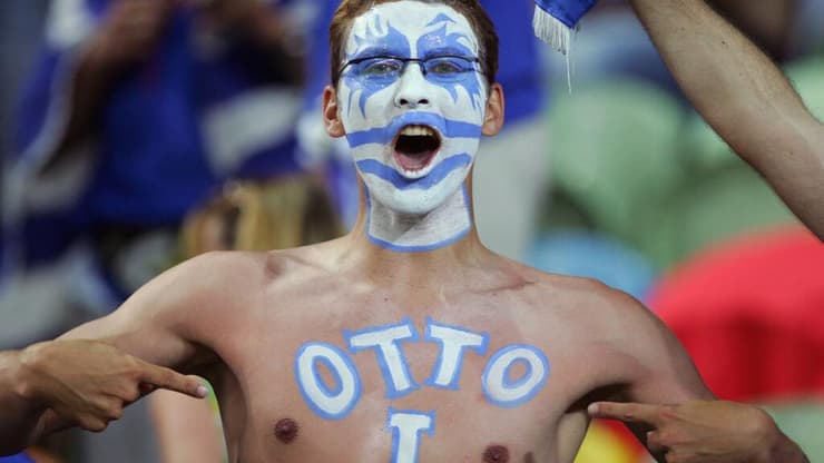 אוהד נבחרת יוון חוגג ביורו 2004 (צילום: getty images) אוהד נבחרת יוון חוגג ביורו 2004