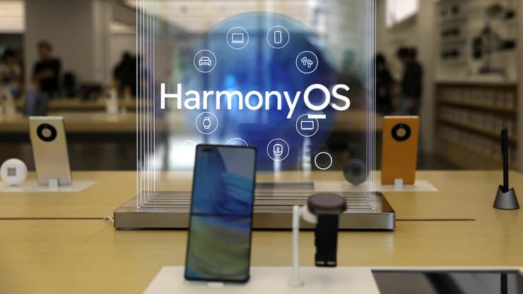 מכשיר של וואווי עם הרמוני OS. הסינים מנסים להוכיח שהם לא צריכים את חברות התוכנה האמריקאיות (צילום: רויטרס) מכשיר של וואווי עם הרמוני OS