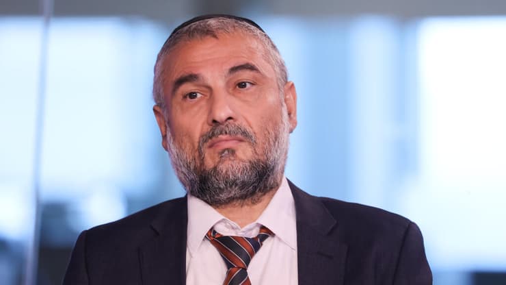 אבוטבול באולפן ynet. בינתיים בפנים (צילום: יריב כץ) משה אבוטבול באולפן ynet