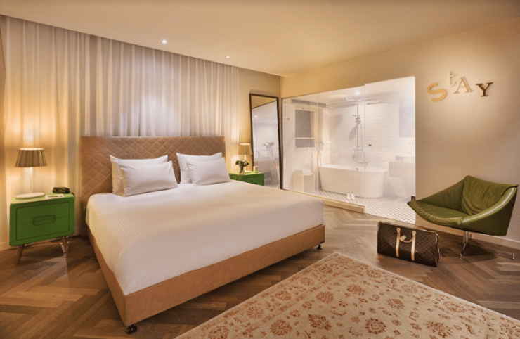 חדר שינה די מרווח במלון האורבני