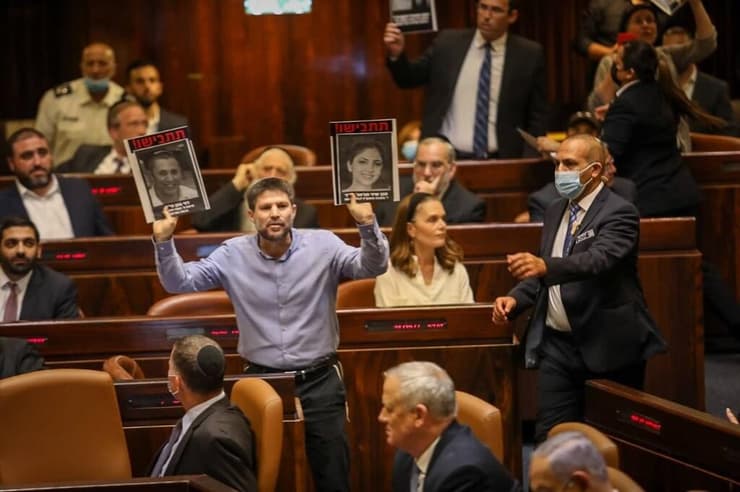 סמוטריץ' מניף תמונות נרצחים בטרור בפני בנט (צילום: נועם מושקוביץ, דוברות הכנסת) השבעת הממשלה