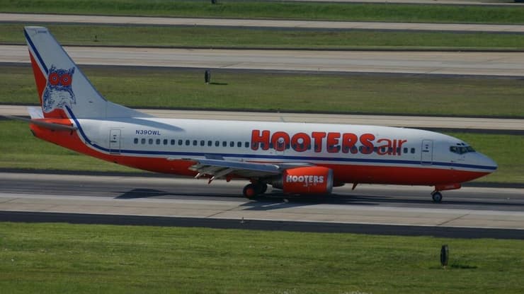 מטוס של הוטרס אייר. החברה לא החזיקה זמן רב (צילום: aeroprints.com, מתוך ויקיפדיה) מטוס של הוטרס אייר