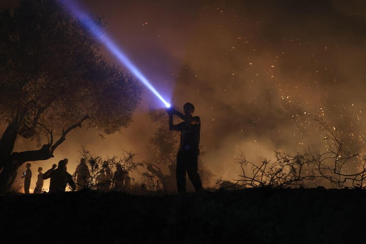 הפגנה ו הטרדה לילית עם לייזר של פלסטינים באזור הכפר ביתא נגד מאחז אביתר 