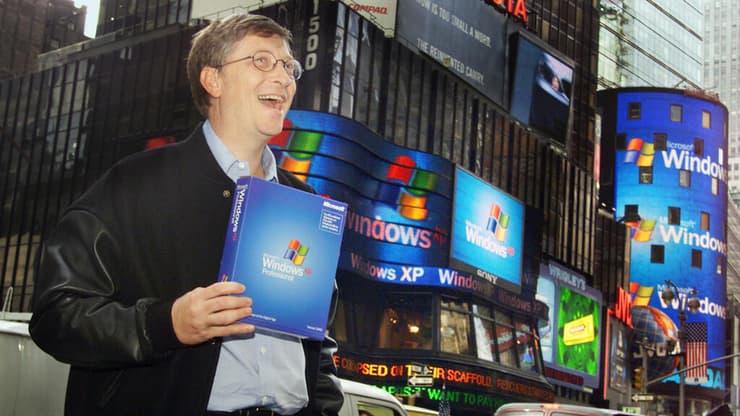 ביל גייטס עם עותקים של ווינדוס XP, שנת 2001 (צילום: AP) ביל גייטס עם עותקים של ווינדוס XP, שנת 2001