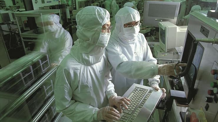 עובדי TSMC. בעוד שמהנדסים נאבקים עם טכנולוגיית הסיליקון, הצוות הסיני מציע הסתכלות חדשה לחלוטין על התחום (צילום: TSMC) עובדי TSMC