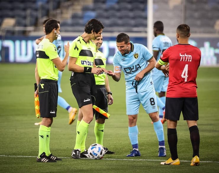 ספיר ברמן בתחילת דרכה כשופטת בליגת העל (צילום: עוז מועלם) ספיר ברמן מראה את הלק בציפורניים במשחק בליגה הישראלית