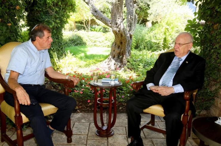 "גם על סמל מוטלת אחריות כבדה". ריבלין ואיכנולד
ראובן ריבלין ודובי איכנולד