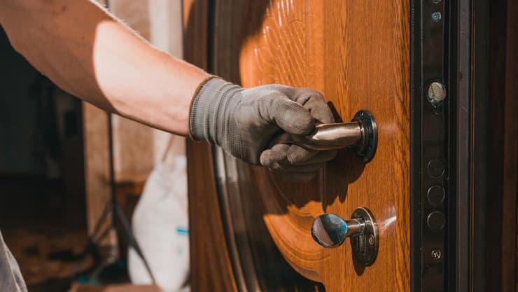 רוב הזיופים הם התחזות לשירותים שאנשים זקוקים להם במצבי לחץ - כמו מנעולנים (צילום: shutterstock) רוב הזיופים הם התחזות לשירותים שאנשים זקוקים להם במצבי לחץ - כמו מנעולנים