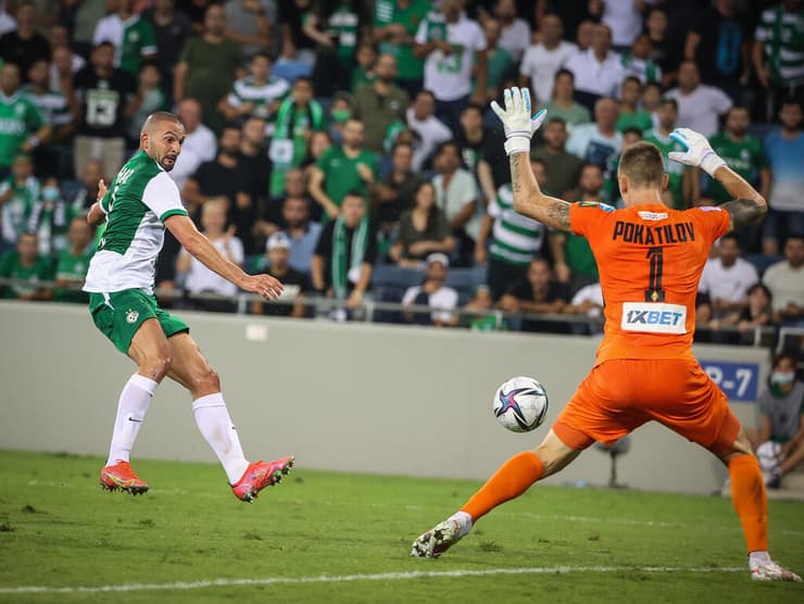 בן שהר בועט לשער