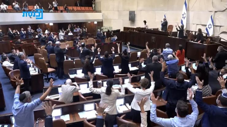 התרגשות במליאה לאחר נאום הבכורה של שירלי פינטו