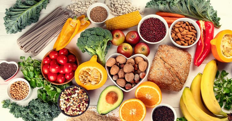 מזונות עשירים בסיבים תזונתיים (צילום: Shutterstock) מזונות עשירים בסיבים תזונתיים