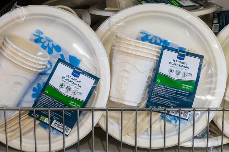 כלים חד פעמיים (צילום: shutterstock) חד פעמי