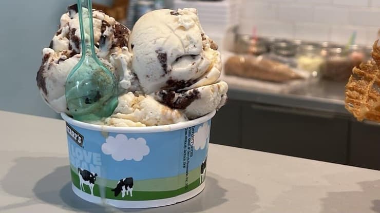 בן אנד ג'ריס (צילום: רועי רובינשטיין) חנות המפעל של בן אנד ג'ריס ביבנה