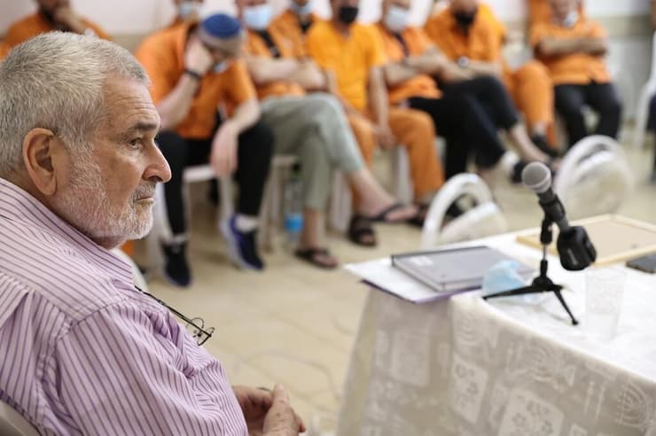 יהודה אטלס במפגשעם אסירים בכלא רימונים (צילום: אביגיל עוזי) יהודה אטלס במפגשעם אסירים בכלא רימונים
