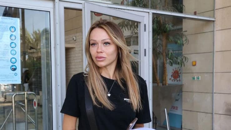 לין פאר מגיעה לתחנת המשטרה בת"א להגיש תלונה נגד שי אביטל