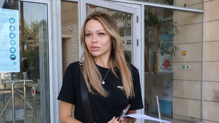 לין פאר מגיעה לתחנת המשטרה בת"א להגיש תלונה נגד שי אביטל
