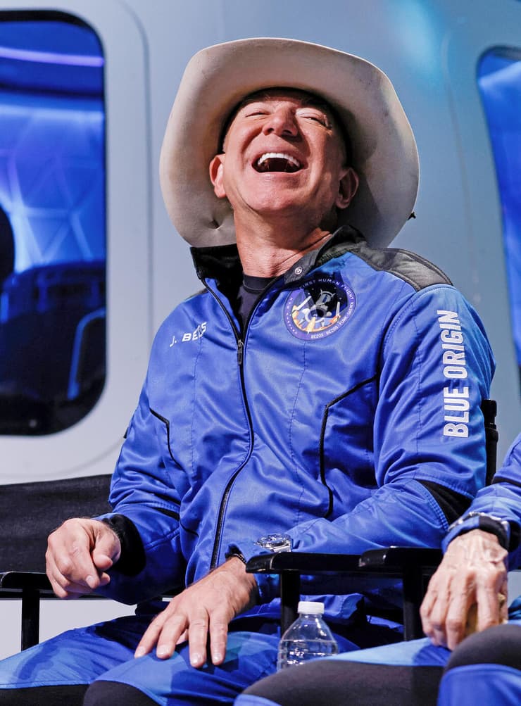 ג'ף בזוס במדים של בלו אוריג'ין (רויטרס) ג'ף בזוס