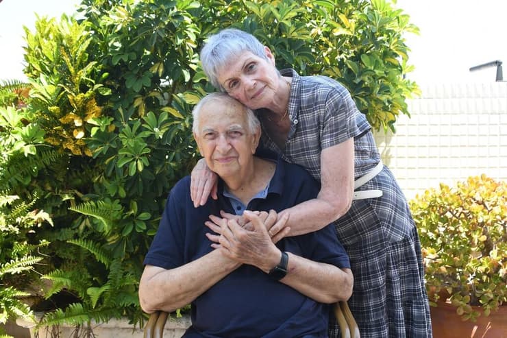 מאיר ניצן ואשתו נעמי, בצילום מ-2021 (יותם יעקובסון) מאיר ניצן, לשעבר ראש עיריית ראשל"צ וראש הוועדה הקרואה בלוד, עם אשתו בגינת ביתם