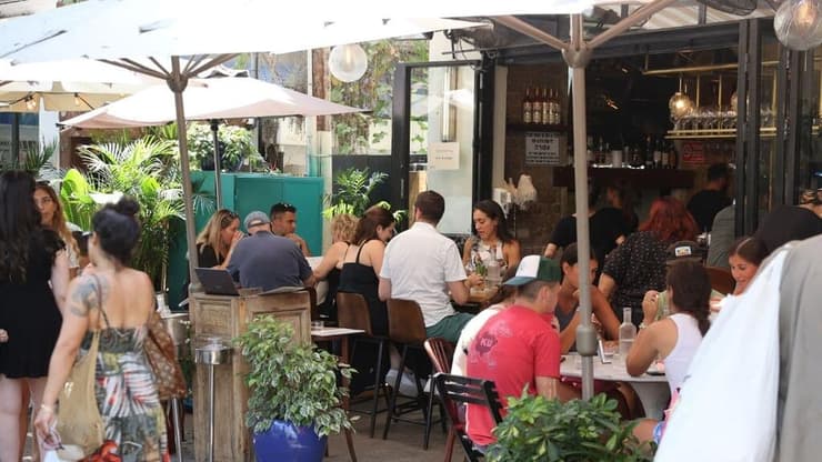 מבלים בבית קפה (צילום: מוטי קמחי) מדינת ישראל חוזרת למגבלות התו הירוק