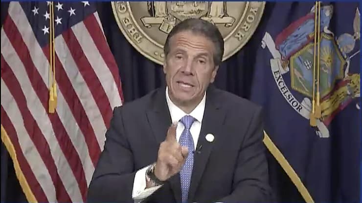 מושל ניו יורק המתפטר אנדרו קואומו נואם ומודיע על התפטרותו