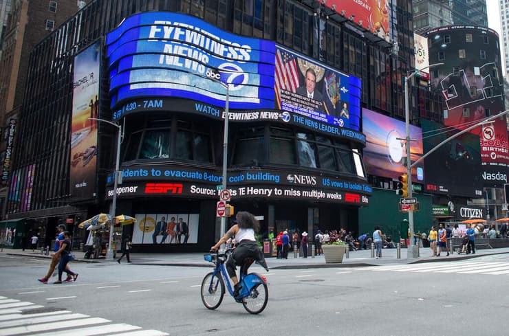 סיקור התפטרות מושל ניו יורק אנדרו קואומו ב טיימס סקוור כיכר טיימס