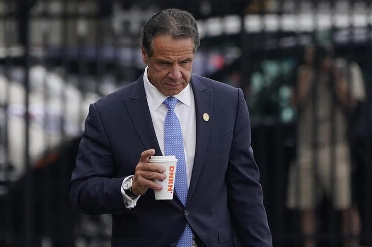 מושל ניו יורק המתפטר אנדרו קואומו נערך לעלות על מסוק אחרי הודעת ההתפטרות