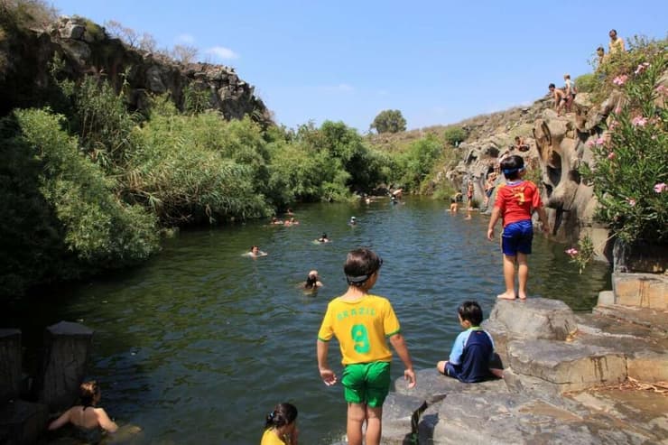 מטיילים בנחל זוויתן עליון