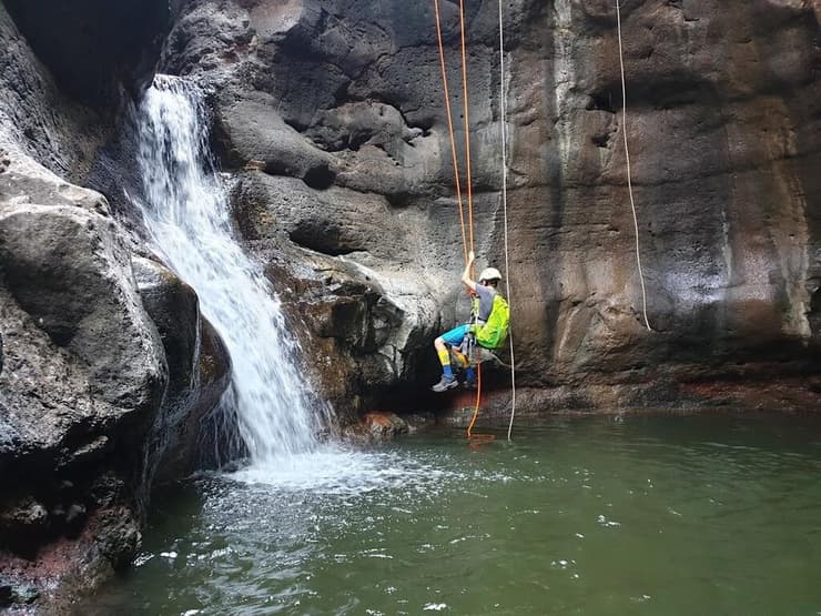 ירידה אל הנקיק השחור בזוויתן