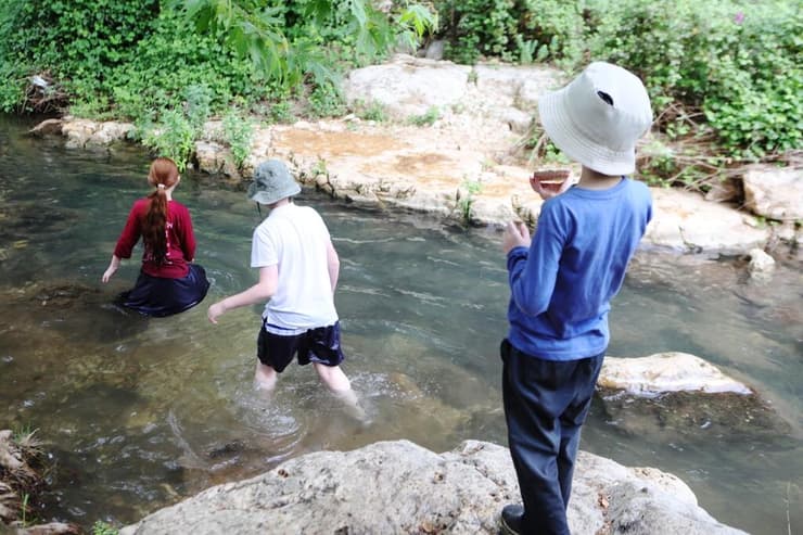מטיילים בנחל כזיב