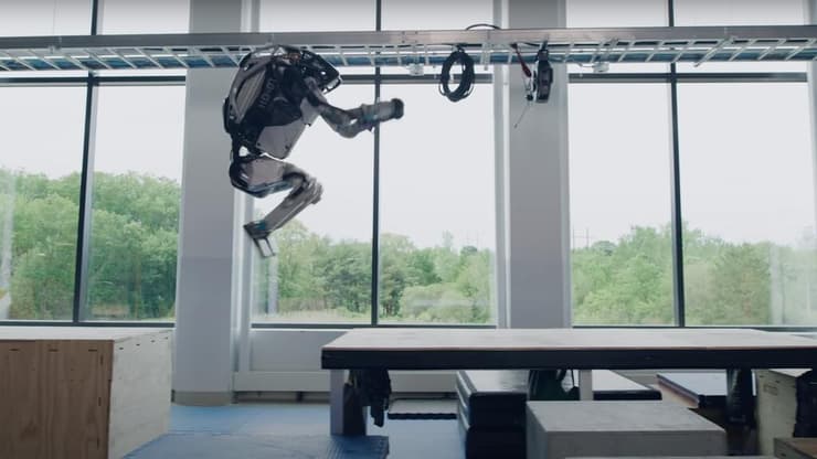 אטלס עושה פארקור