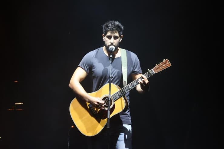לקדם את הצופה לאורגזמה עממית. עידן עמדי בהופעה (צילום: מוטי קמחי) עידן עמדי