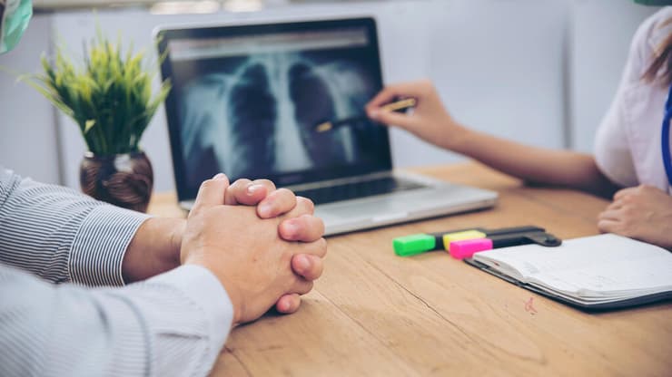 לא רק הטיפול הרפואי: ליווי רגשי ומותאם אישית לחולים (צילום: Shutterstock) בדיקה רפואית