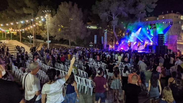 פסטיבל ערד (צילום: אמיר בוגן) ברי סחרוף בהופעה בפסטיבל ערד