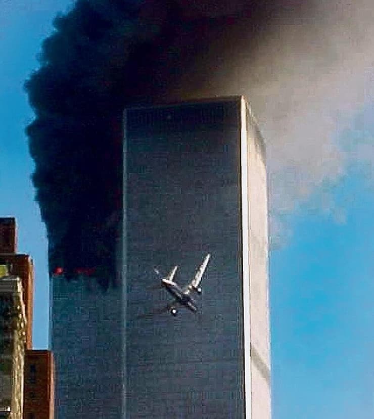 המטוס פוגע במגדל הדרומי
