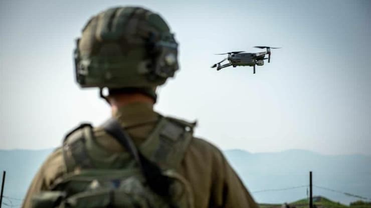 "המלחמה הוכיחה את חשיבות הפיתוח הפנימי". חייל מפעיל רחפן. ארכיון (דובר צה"ל) היחידה הרב מימדית "רפאים" באימון