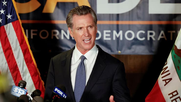 גווין ניוסם אחרי ניצחונו ב בחירות ל מושל קליפורניה באירוע ב סקרמנטו ארה"ב