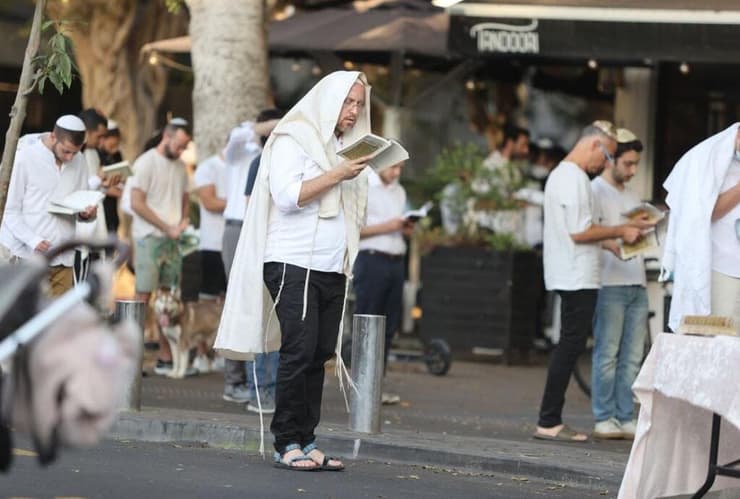 מתפללים בכיכר דיזנגוף