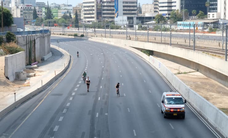 כביש ביום כיפור, ארכיון (צילום: שאול גולן) אופניים בתל אביב ביום הכיפורים