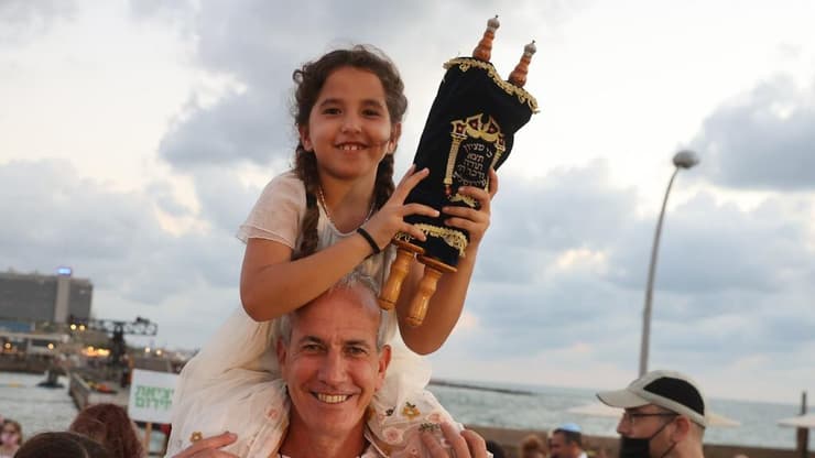 הקפות של בית תפילה ישראלי בנמל תל אביב, ערב שמחת תורה